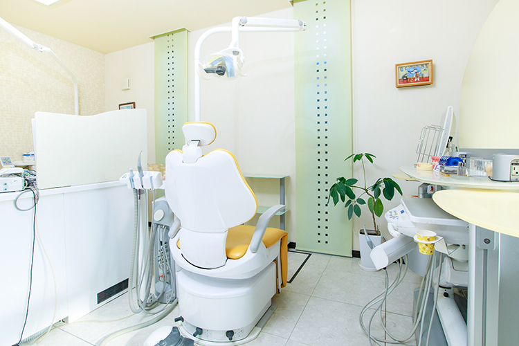 Q's dental clinic 春日部市 開放感ある診察室は親子でも安心