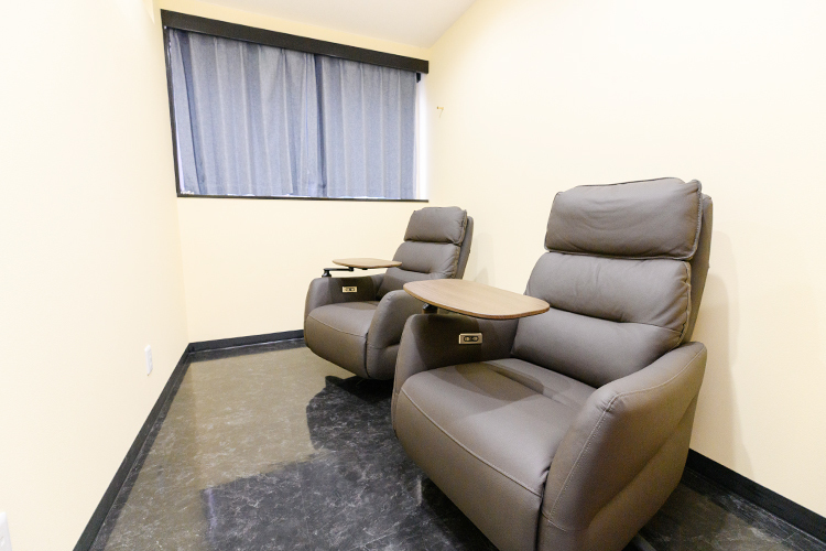 港区大門ハートライフクリニック 港区 採血スペース。座り心地の良い椅子を採用