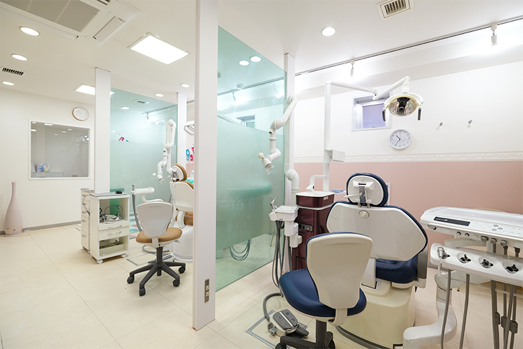 日本橋歯ならび矯正歯科 中央区 ユニットは2台用意。ベビーカーや車いすでの来院も可能