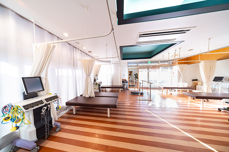 新柴又駅前広場クリニック 葛飾区 理学療法士によるオーダーメイドリハビリで、痛みの改善をめざす