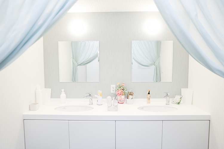 うち皮ふ科 福岡市早良区 身だしなみを整えられるパウダールームも完備