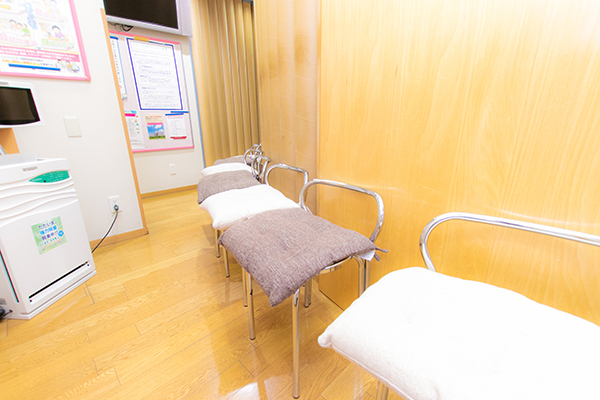 くまい医院 春日井市 中待合室も落ち着けるスペースになっている