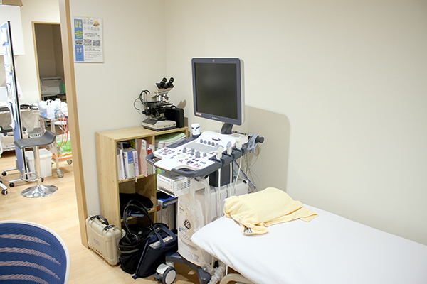 夜間休日診療所 キタゾノクリニック 鹿児島市 エコー検査機を備えた診療室
