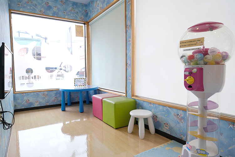 菜のはな歯科クリニック 柏市 キッズスペースも用意。子どもにもわかりやすい説明を心がける