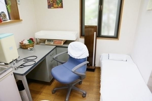 釜萢内科小児科医院 藤沢市 診察室にはおもちゃが並び、心遣いが随所に感じられる