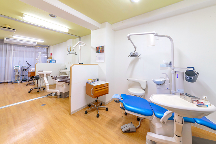 光山歯科医院 広島市中区 やわらかい木目調の診療スペース