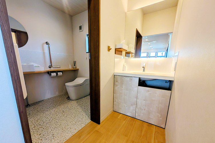 とりうみ歯科医院 姶良市 バリアフリー設計で広々としたトイレスペース