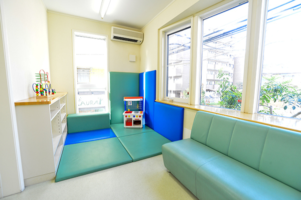 さとう小児科クリニック 横浜市港北区 診療室前のキッズスペースはおもちゃがたくさん				