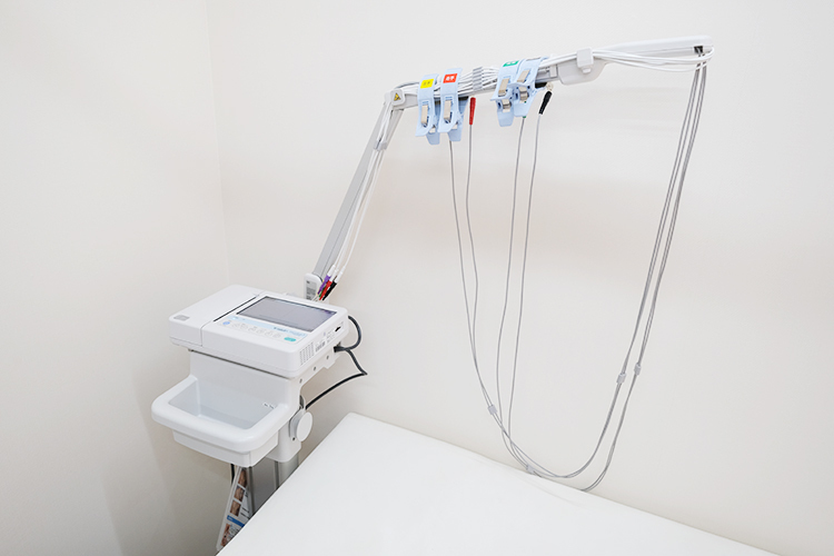 こまごめクリニック 豊島区 動悸・胸痛のチェックに欠かせない心電図検査を院内で実施