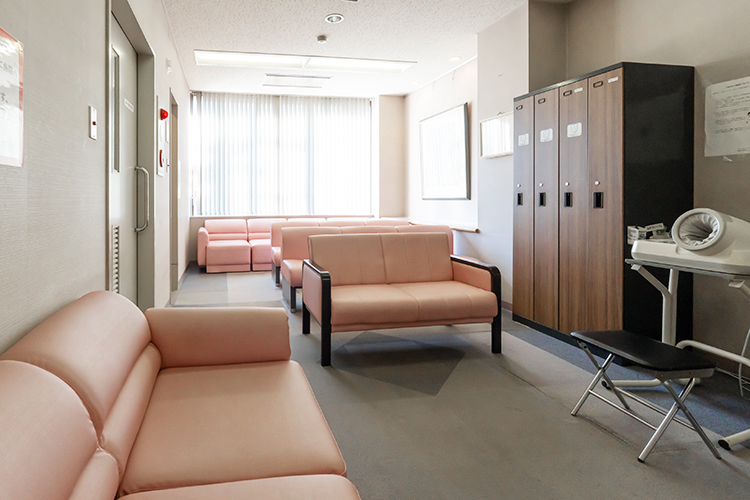 第2しもざとクリニック 名古屋市緑区 2階透析フロアには、患者専用のロッカーが完備されている