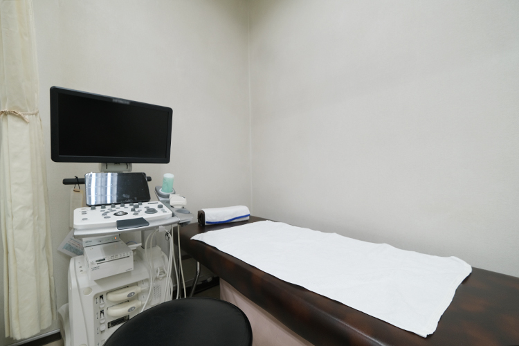 知立ファミリークリニック 知立市 院内にも大きな窓があり日あたりが良い