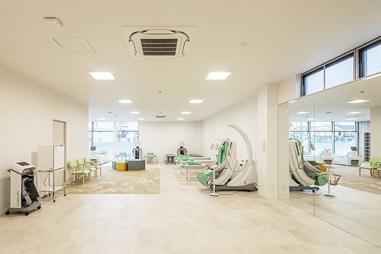 かのう整形外科 東海市 広々と開放感のある空間でリハビリが受けられる