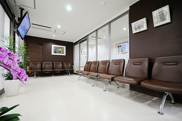 福西内科クリニック 川崎市高津区 広い待合室は感染症を防ぐための第二待合室も完備している