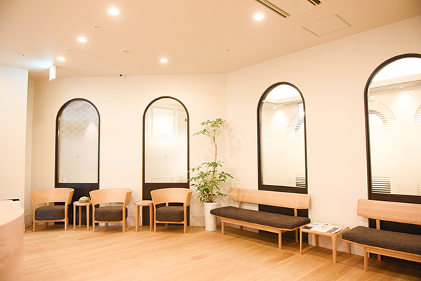 D Medical Clinic Osaka 大阪市北区 くつろぎ空間の待合室、待ち時間対策として予約システム導入