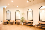 D Medical Clinic Osaka 大阪市北区 くつろぎ空間の待合室、待ち時間対策として予約システム導入