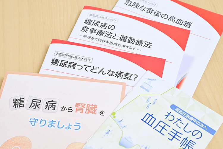 綾瀬糖尿病・生活習慣病クリニック 足立区 パンフレットを用いて丁寧に説明する