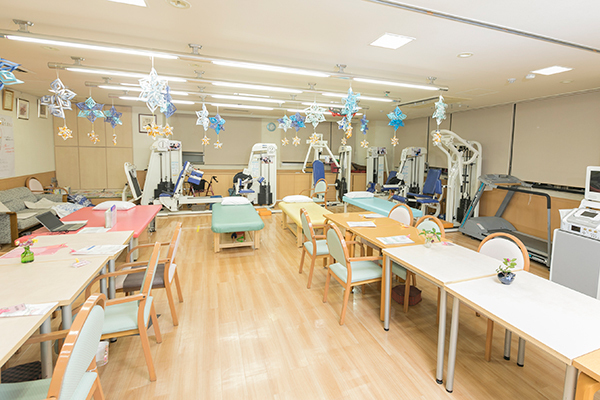 松岡整形外科・内科リハビリテーション 岐阜市 院内にはデイケア施設もあり、患者を多面的にサポート