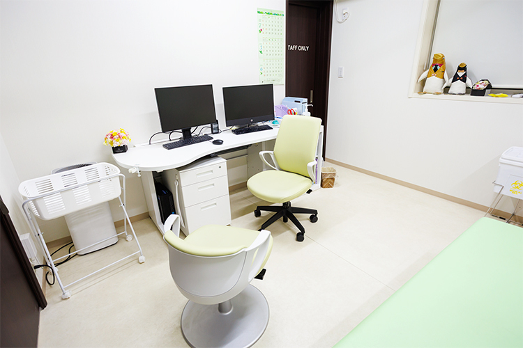 碓井クリニック 北区 受け継がれた調度品が温かみを添える診察室
