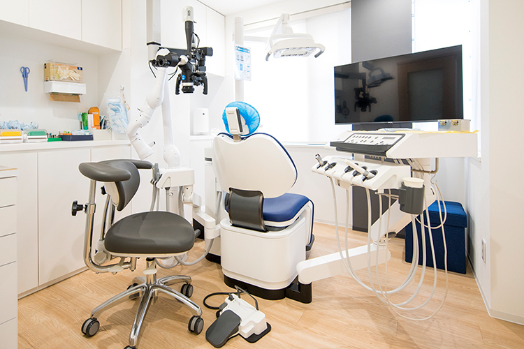 U Dental Clinic 牛田 広島市東区 完全個室の診察室にマイクロスコープを備えている