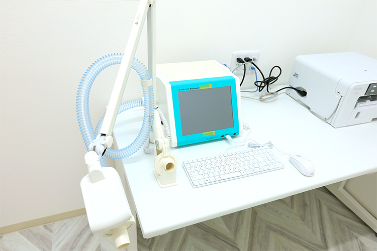 名古屋おもて内科・呼吸器内科クリニック 名古屋市昭和区 肺機能検査機器。長引く咳や、喘息などの相談ができる