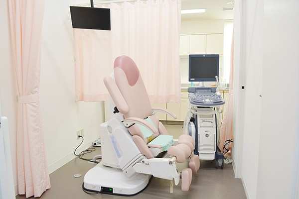 かまちレディースクリニック 吹田市 内診室はピンクを基調とした部屋