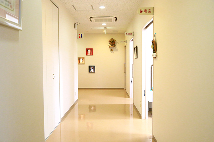 ラサ内科皮膚科クリニック 新潟市中央区 診療室へ向かう廊下も明るい雰囲気。奥には院長自慢のオブジェも