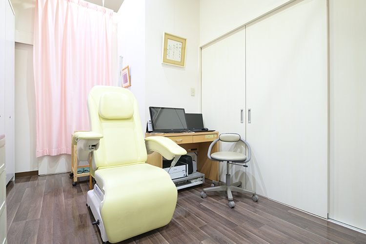 さくら皮膚科医院 新潟市中央区 3室ある診療室の一つ。検査や皮膚の反応を確認する