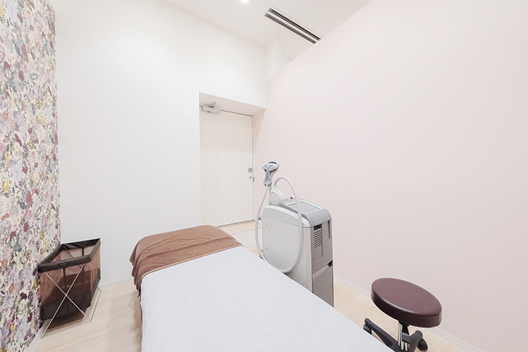まゆりなclinic名古屋栄 名古屋市中区 広々とした個室の治療室