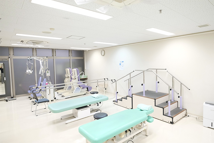 小倉学園附属四谷整形外科リハビリテーションクリニック 新宿区 各種機器が充実しており、広々としたリハビリテーション室