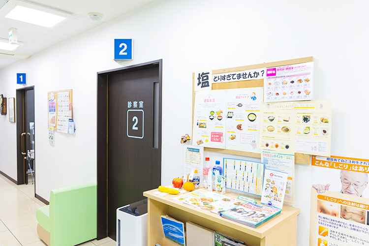 うめぞの内科クリニック 厚木市 院内にはスタッフ手作りの掲示が壁いっぱいに張られている