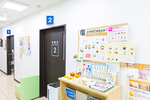 うめぞの内科クリニック 厚木市 院内にはスタッフ手作りの掲示が壁いっぱいに張られている