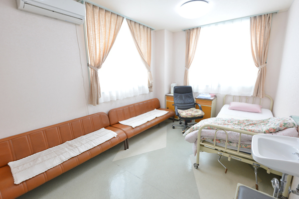 林産婦人科 八王子市 休憩室も広々としている