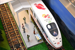 アクアキッズクリニック市川院 市川市 待ち時間に楽しめるよう、床下に列車のジオラマが設置されている