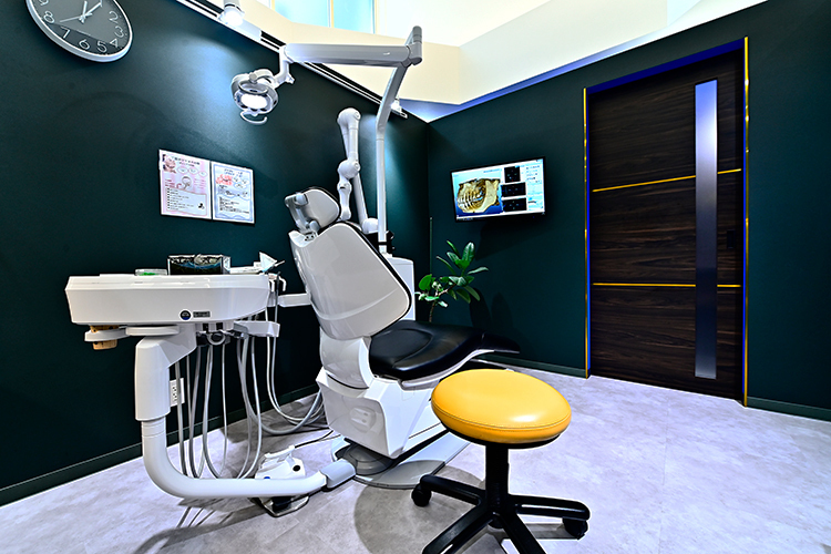 AKAZA DENTAL CLINIC 千葉市美浜区 個室の診療室でゆったりと治療を受けられる