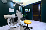AKAZA DENTAL CLINIC 千葉市美浜区 個室の診療室でゆったりと治療を受けられる