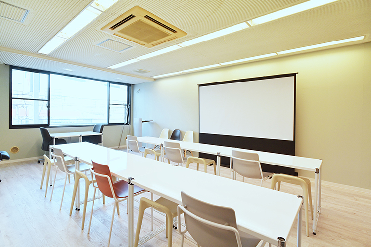 Ｋデンタルクリニック 吹田市 技工所も併設されたセミナールームで研鑽を行っている