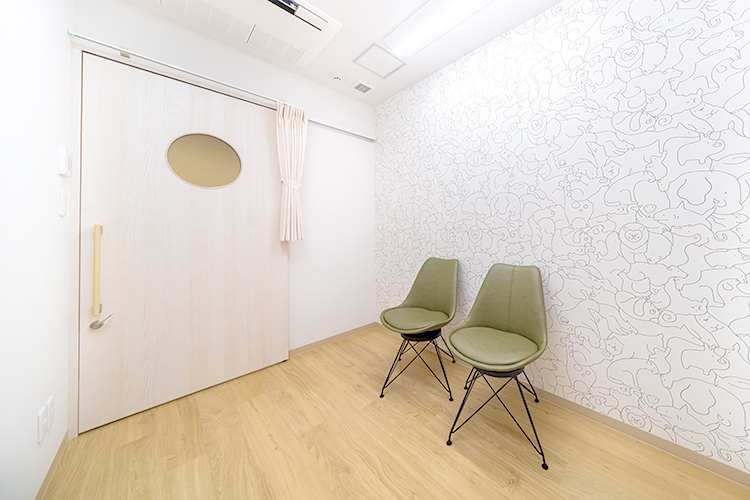 みずたまこどもクリニック 流山市 部屋ごとに違った椅子や壁紙が子どもの気持ちを明るくする