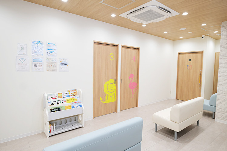 平手こどもクリニック阿佐ヶ谷 杉並区 子どもも安心できるようなかわいらしい壁紙の院内