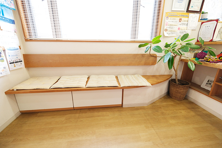 高橋クリニック 大阪市平野区 待合室は広く、ゆったりと落ち着くことができる