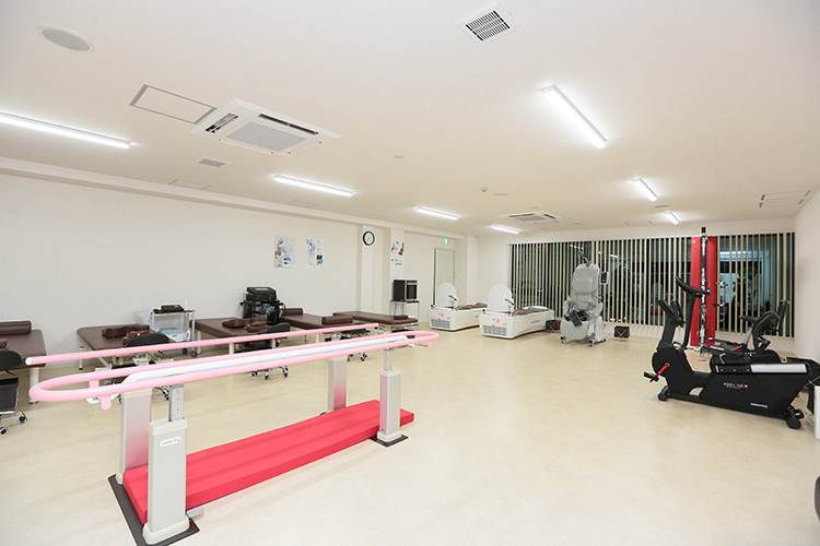 ひろき整形外科 宝塚市 物理療法機器などがゆとりを持って配置されたリハビリルーム