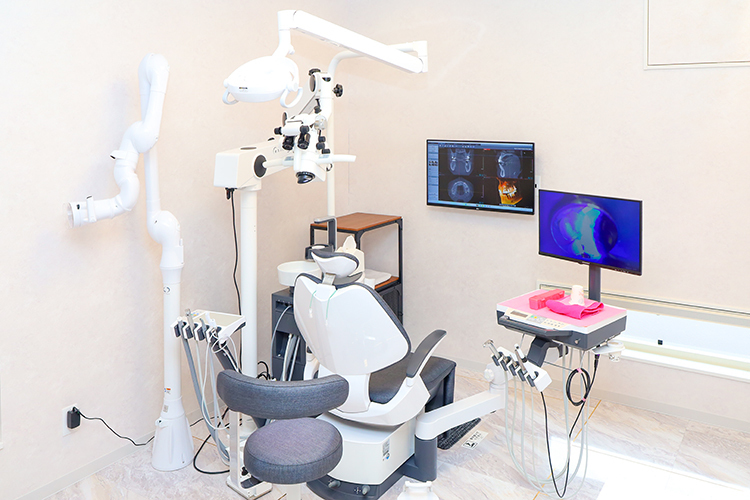 Bookmark Dental Clinic 燕市 明るく設備の整った診察室