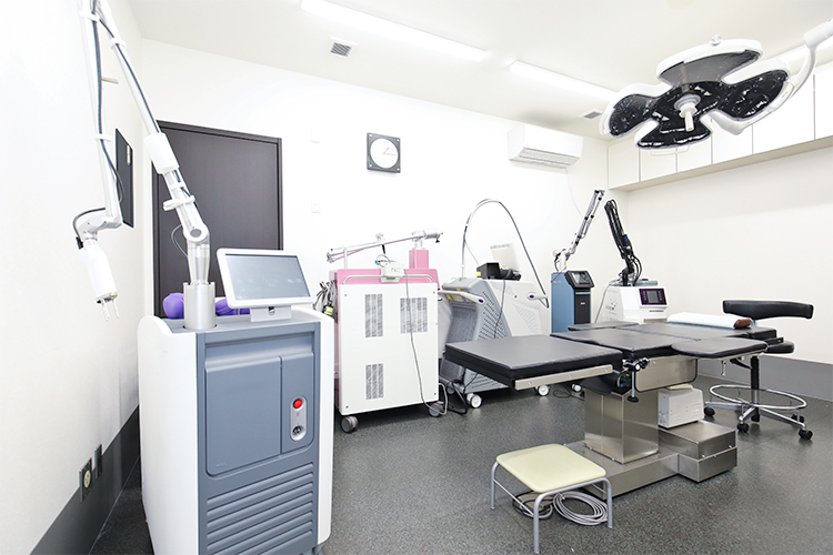 シャルムクリニック 松戸市 手術室。さまざまなレーザー機器も備え、幅広い悩みに対応