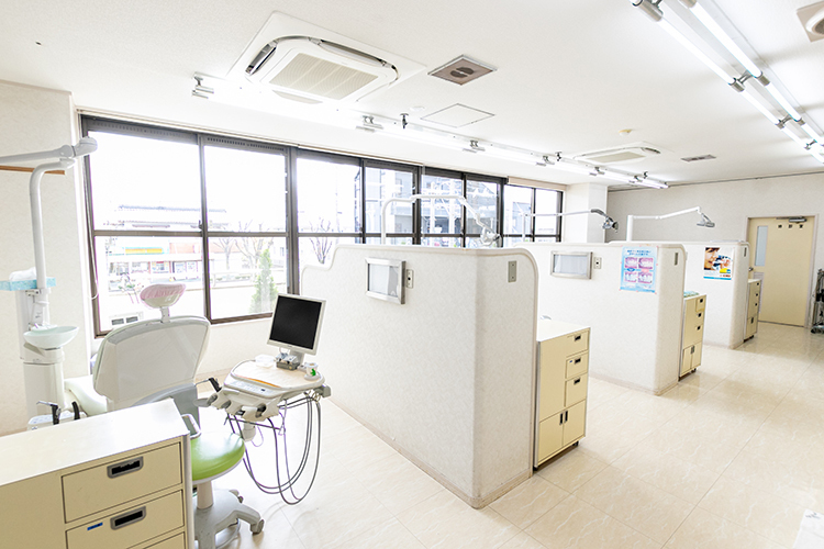江南歯科クリニック 江南市 窓から明るい日差しが差し込み温かな雰囲気