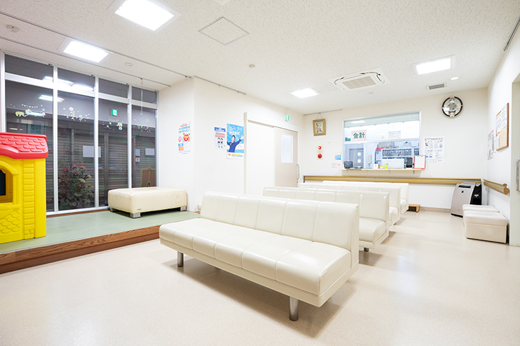 渡辺医院 四日市市 明るく清潔感のある待合