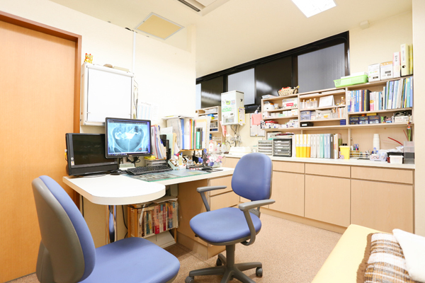 いくたウィメンズクリニック 名古屋市中区 診療室。穏やかな口調で話す院長は患者の不安を払拭してくれる
