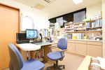 いくたウィメンズクリニック 名古屋市中区 診療室。穏やかな口調で話す院長は患者の不安を払拭してくれる