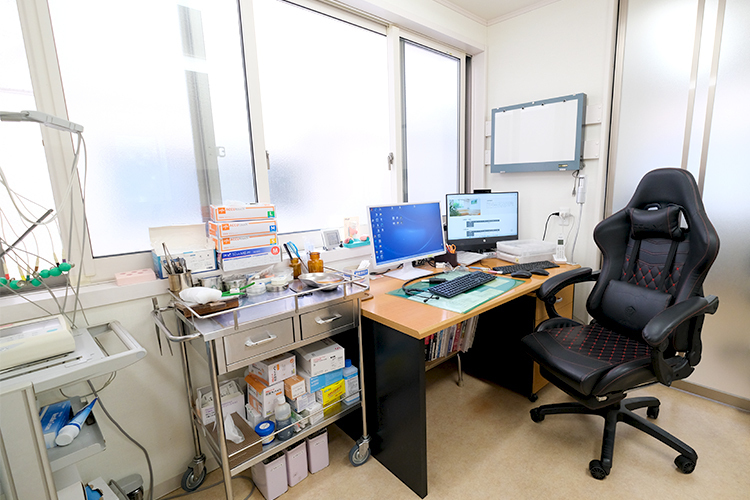 大崎医院 品川区 診察室。患者の話をよく聞き診療を行う