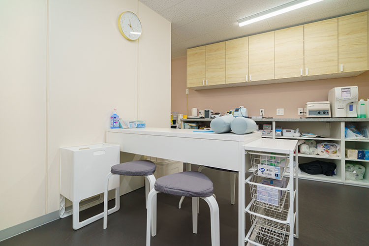 蒲田駅前やまだ内科糖尿病・甲状腺クリニック 大田区 処置室では、丁寧な対応を心がける