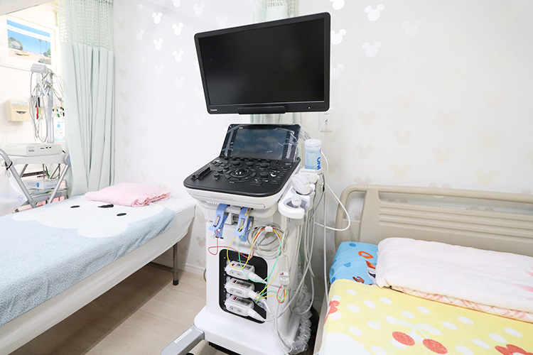 たかしまこどもクリニック 合志市 院内には各種検査を実施できる処置室・検査設備を備える
