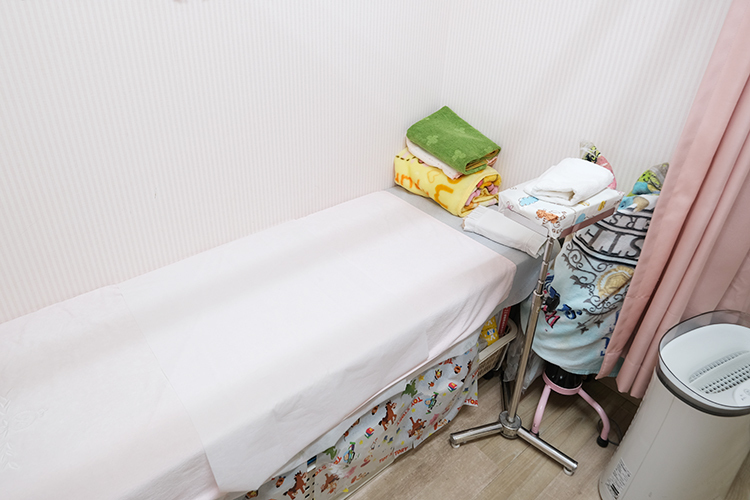 しぶいこどもクリニック 大田区 親しみやすい装飾を取り入れた、温かみのある診療スペース